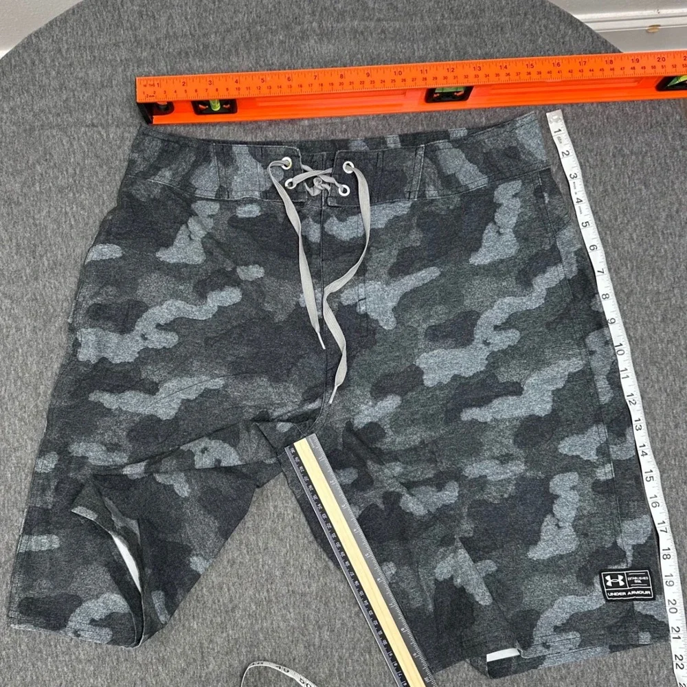 Under‎ Armour Camo Swim Trunks Board Shorts HeatGear Loose Fit Size 32